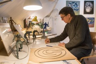 Serge Reynaud, dessinateur et sculpteur dans son atelier Art of Flying à Saint Baudille et Pipet. Isère