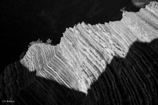 Strates géologiques sous le col de la Brèche, au pied du Châtel. Trièves, Isère