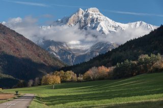 Sur la route de Tréminis, avec le Grand Ferrand en arrière plan. Trièves, Isère