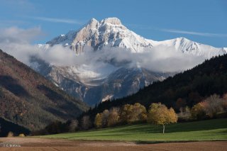 Sur la route de Tréminis, avec le Grand Ferrand en arrière plan. Trièves, Isère