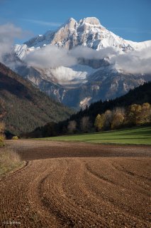 Sur la route de Tréminis, avec le Grand Ferrand en arrière plan. Trièves, Isère