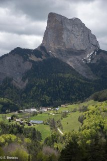 Hameau de la Bâtie à Gresse en Vercors et le mont AIguille