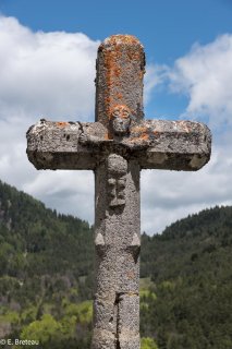 Croix sculptée au hameau de la Bâtie à Gresse en Vercors
