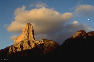 Le mont Aiguille au lever du soleil