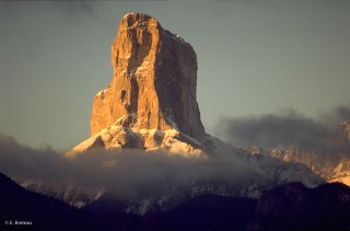 Soleil levant sur le Mont-Aiguille