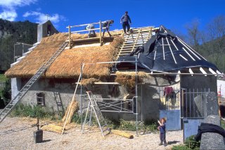 Fabrication d'un toit de chaume sur la chapelle de Trésanne